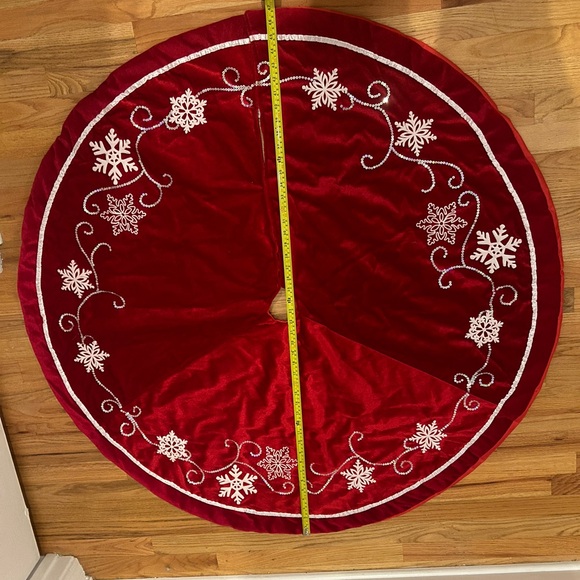 Snowflake Christmas Tree Skirt - Picture 4 of 6